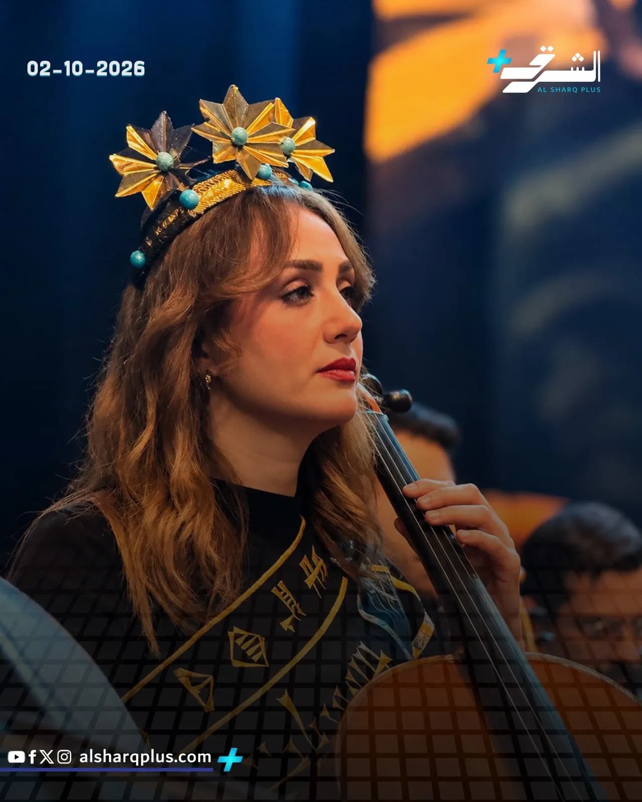 امرأة ترتدي تاجًا ذهبيًا وعقدًا بأشكال هيروغليفية تعزف على آلة التشيلو.