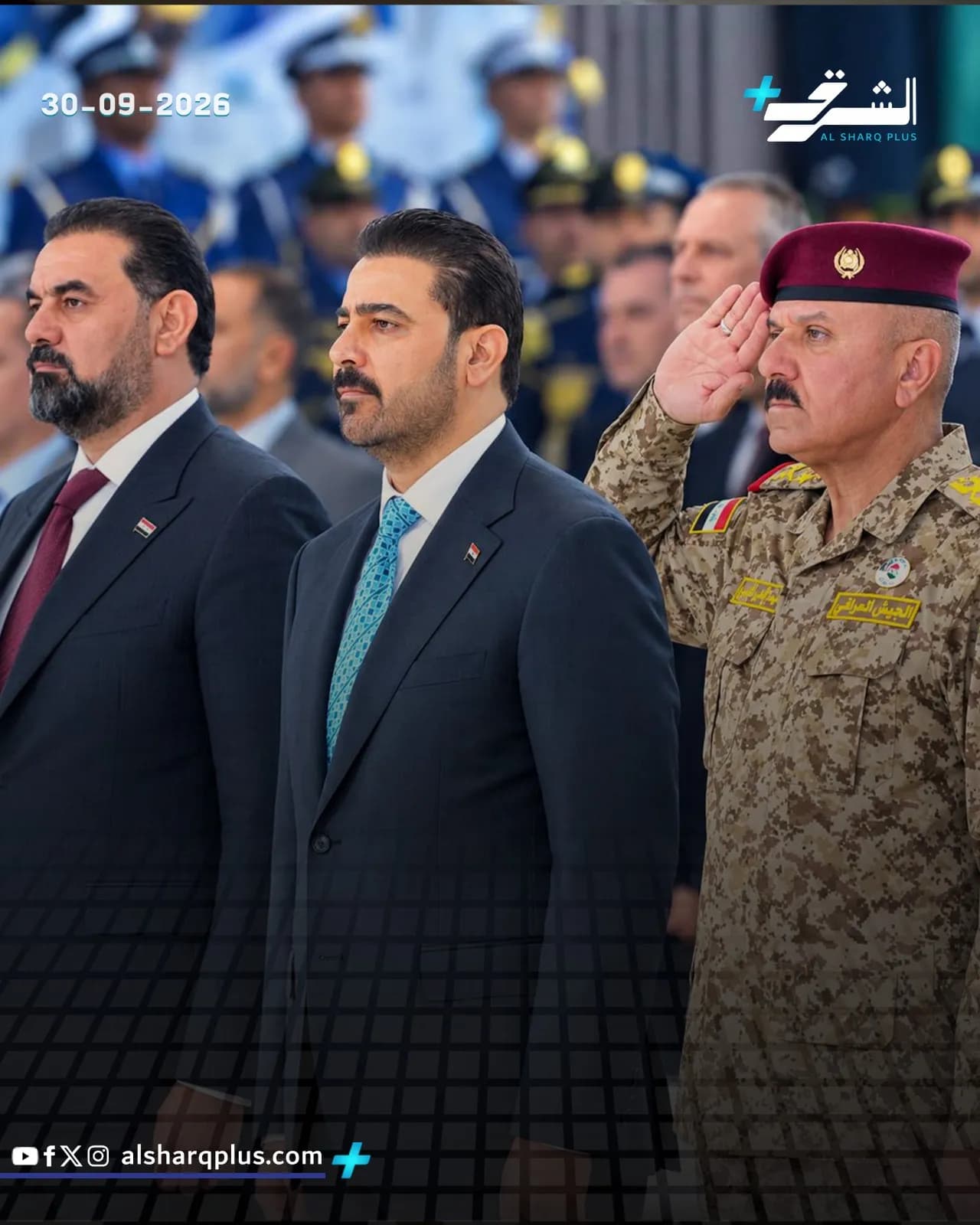ثلاثة رجال يرتدون الزي الرسمي، اثنان بالبدلات والرئيسية بالزي العسكري يحيي.