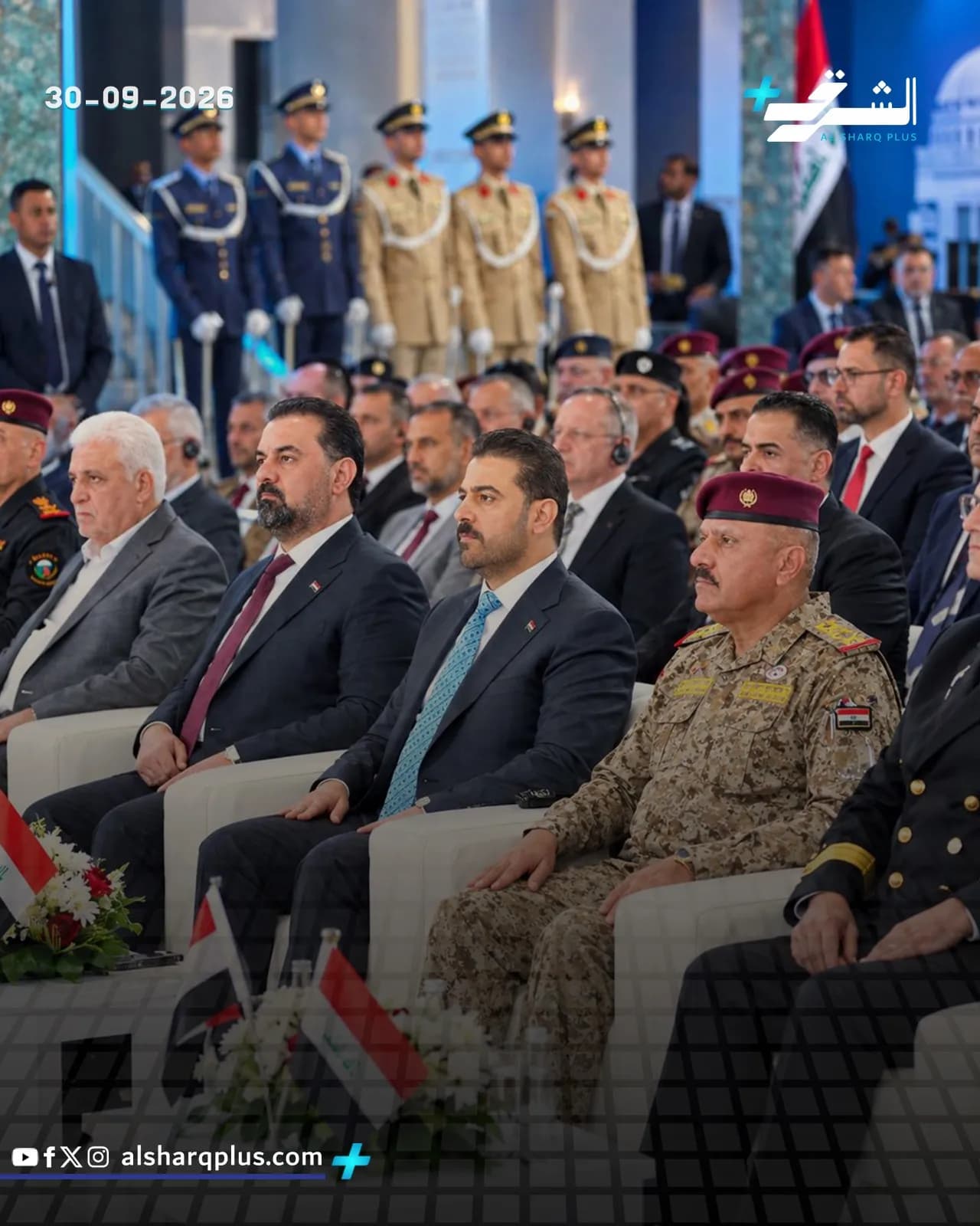 زعماء سياسيون وقادة عسكريون وشخصيات عامة في اجتماع، وخلفهم جنود بزي عسكري.