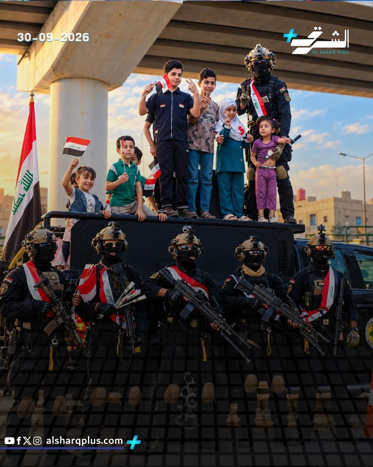 أشخاص يحملون أعلامًا عراقية ويلوحون بها خلال احتفال بالذكرى السنوية لإنشاء قناة الشرق الفضائية.
