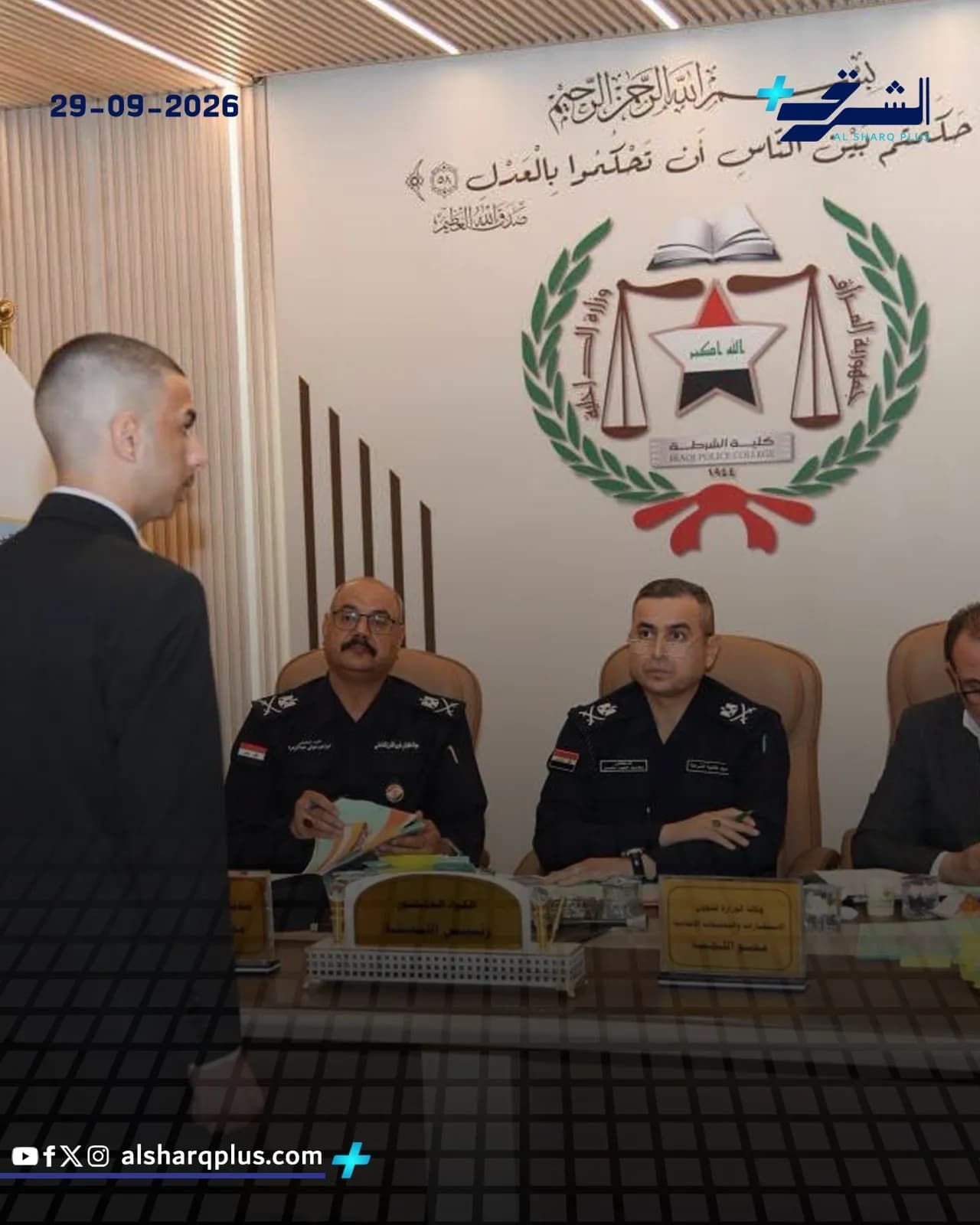 مسؤولون عراقيون يرتدون الزي الرسمي يجلسون حول طاولة ويستمعون إلى متحدث في اجتماع.