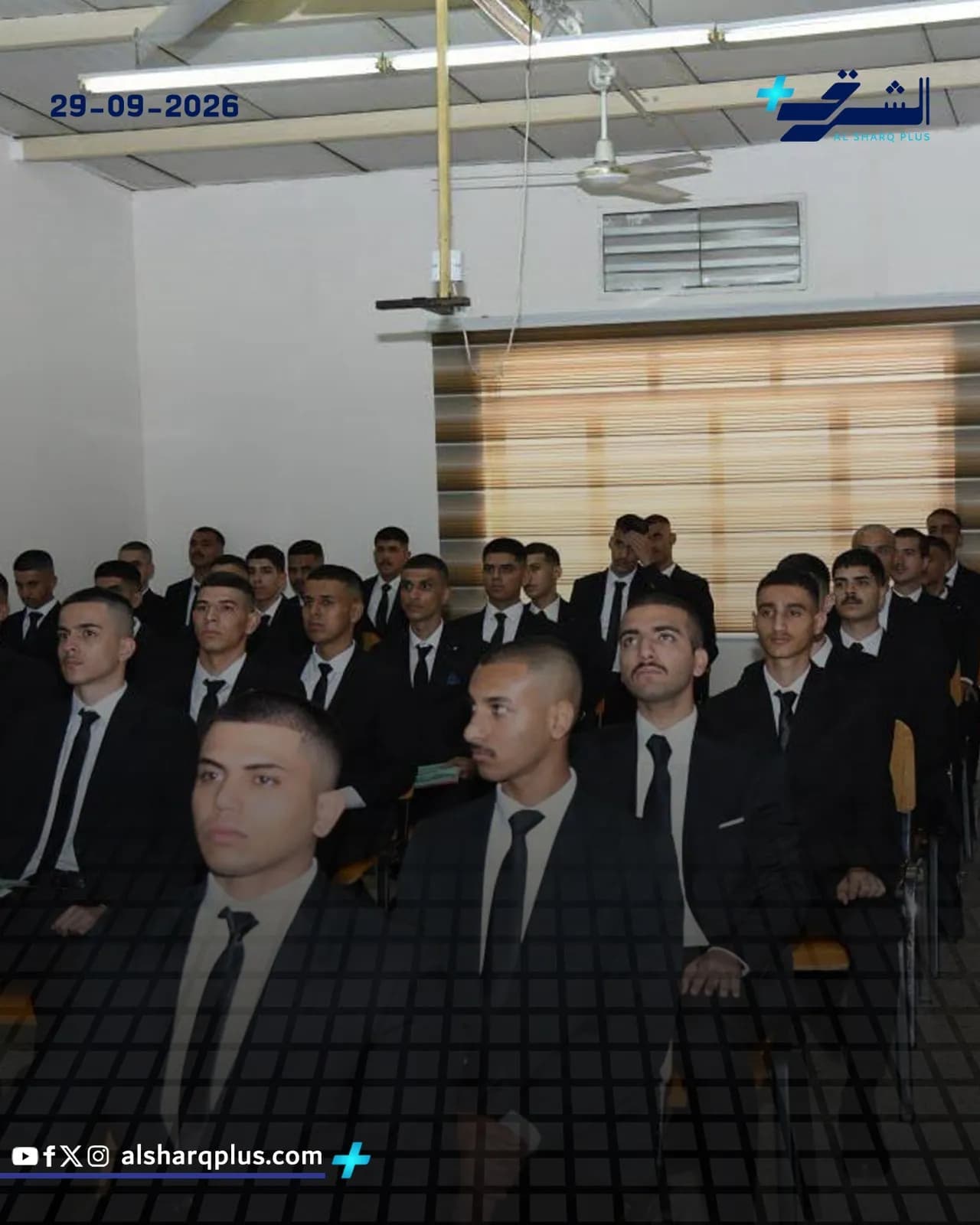 مجموعة من الطلاب يرتدون زيًا موحدًا داكنًا يجلسون في قاعة صفية.