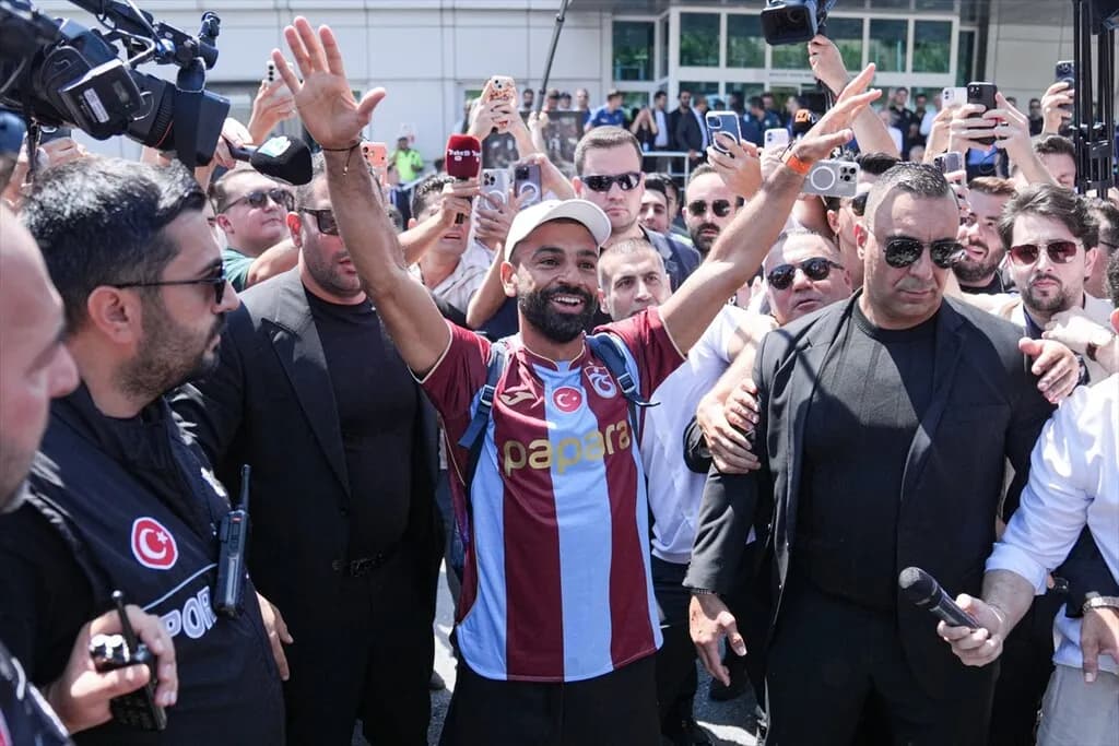 زعيم عصابة تركي سابق يرفع يده وسط حشد من المؤيدين والصحفيين في ضواحي إسطنبول.