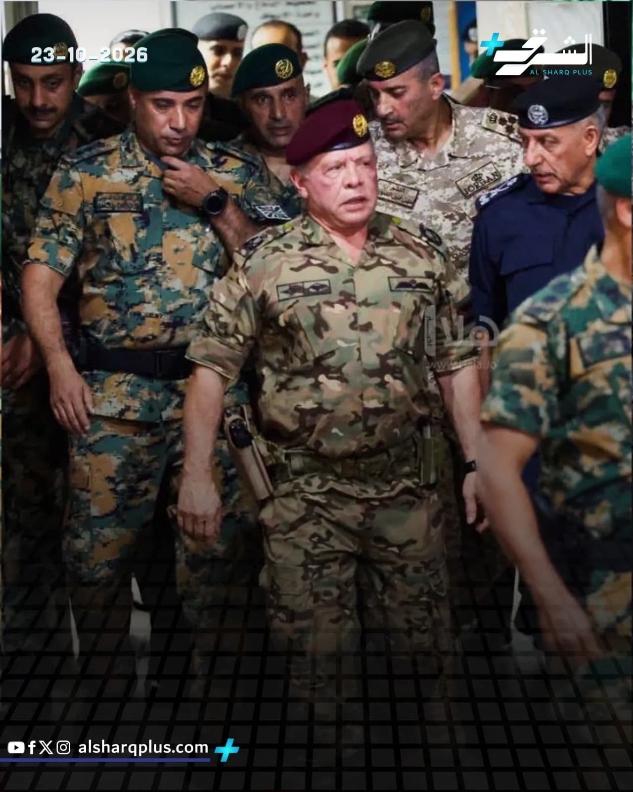الملك عبدالله الثاني محاطًا بقادة عسكريين يرتدون الزي العسكري في الأردن.